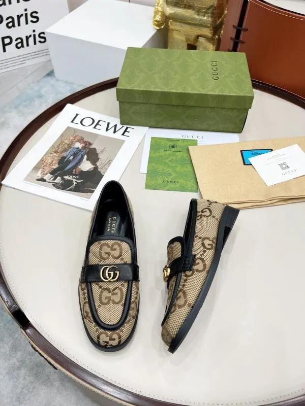 👟👟Ex-factory price 440👟👟 2022 new G family classic design loafers, made of V-shaped quilted effect leather, double G monogram evolved from Gucci, calf leather, mixed sheepskin lining, heel height 1.5 cm, original molded wear-resistant Tpu outsole. Code number 35-42,